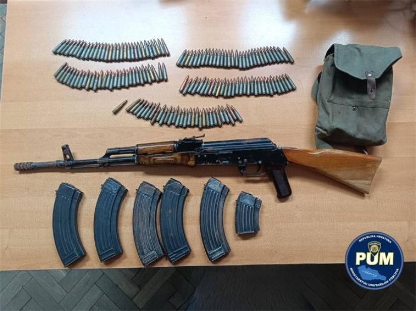 Dragovoljno predali policiji ručne bombe, automatsku pušku, streljivo...