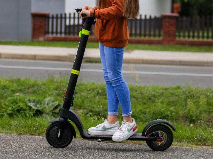 KNEGINEC GORNJI U prometnoj nesreći ozlijeđena maloljetna putnica na električnom romobilu