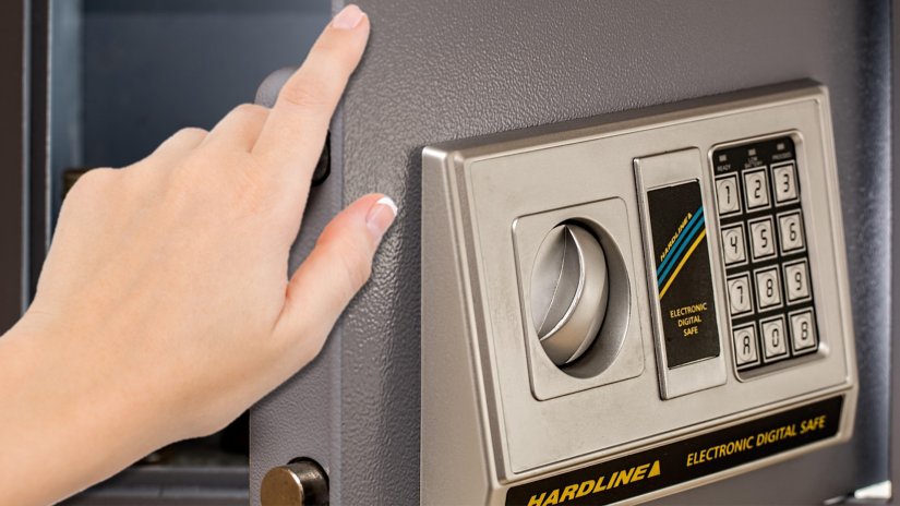 U kući 28-godišnjaka otključavala sef i uzimala mu novac