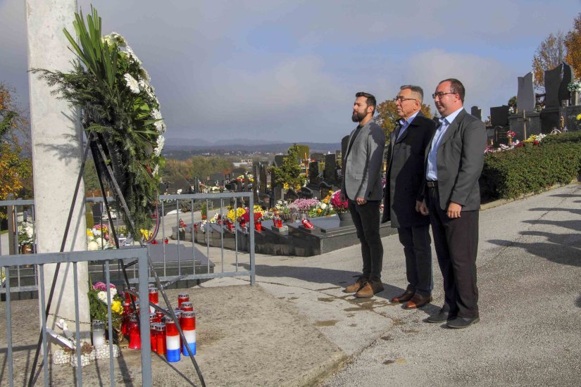 U POVODU SVIH SVETIH Položen vijenac kod središnjeg križa na gradskom groblju Ivanec