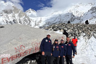 Promrzli i iscrpljeni, ali uporni i odlučni da bi s 5.644 m vidjeli izlazak Sunca iza Mount Everesta