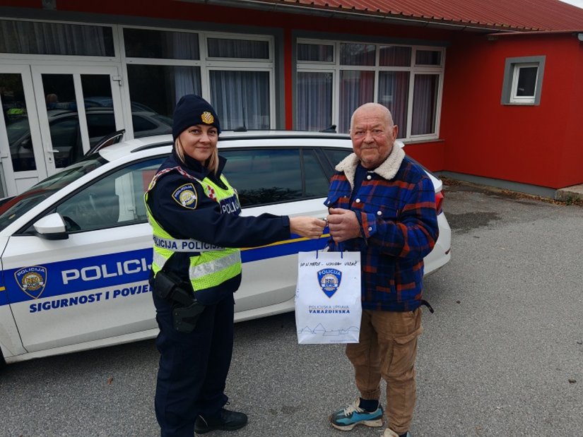 Prilikom nadzora prometa, policija uz Dan muškaraca nagradila uzornog vozača