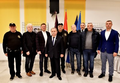 FOTO U Kulturnom centru u Cestici sinoć otvorena izložba „Ratnih fotografija 104.brigade ZNG HV“