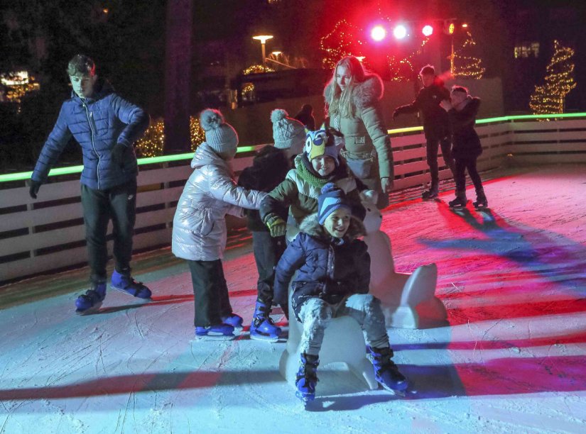KLIZALIŠTE Sve o radnom vremenu, cijenama klizanja i ponudi u adventskim kućicama