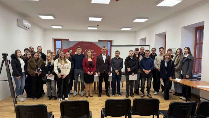 FOTO Uručeno 75 ugovora o stipendiranju učenika i studenata