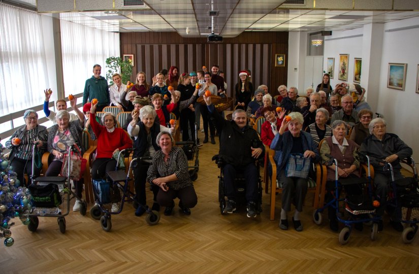 FOTO Studenti Sveučilišta Sjever uljepšali adventsko vrijeme korisnicima domova za starije