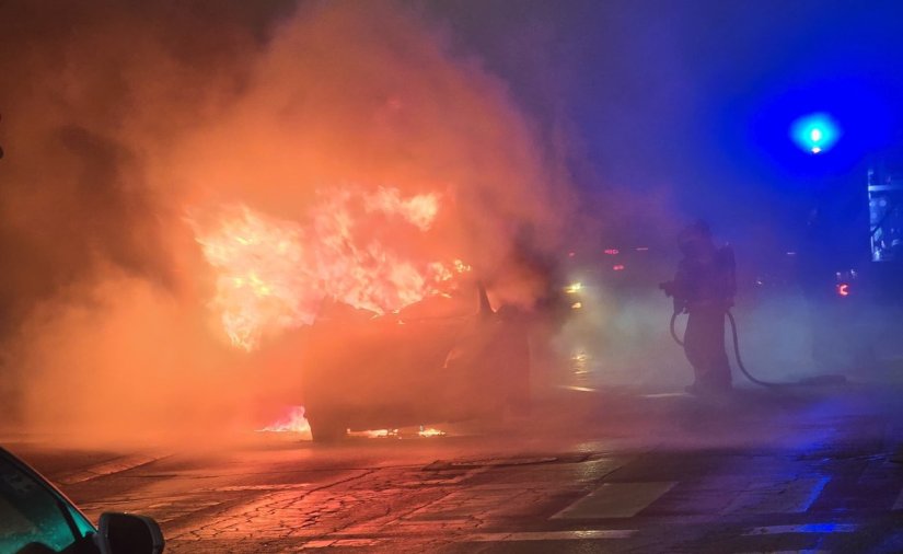 VIDEO Na Trgu Ivana Perkovca u Varaždinu zapalio se automobil