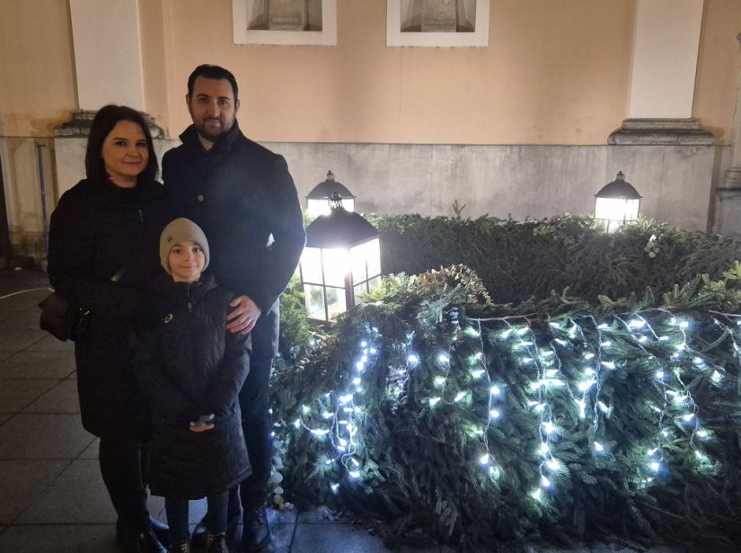 Upaljena i četvrta svijeća na vijencu ispred varaždinske katedrale