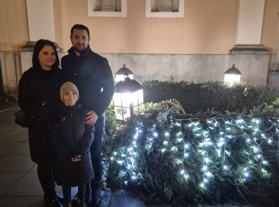 Upaljena i četvrta svijeća na vijencu ispred varaždinske katedrale