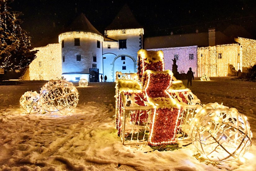 FOTO Varaždinske ulice i trgovi na badnju noć prekrivene snježnim pokrivačem