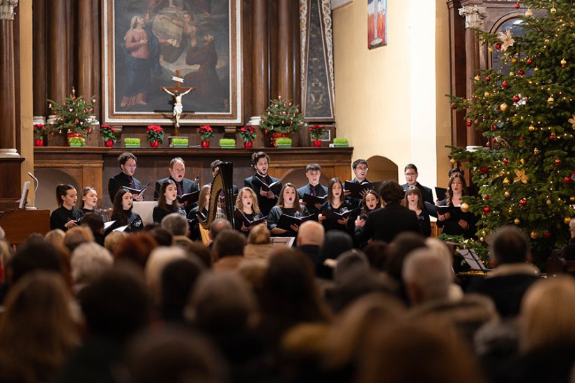 FOTO Božićni koncert zbora &ldquo;Via&rdquo;  u kapucinskoj crkvi