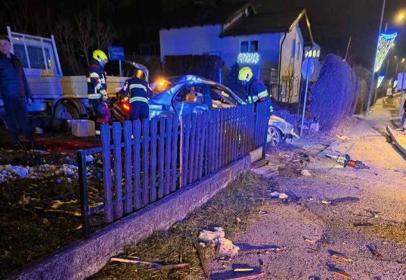 FOTO Prometna nesreća u Novom Marofu malo prije ponoći, intervenirali vatrogasci