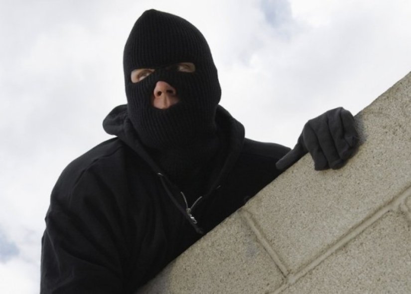 Iz otključane kuće u Gornjem Vratnu ukraden televizor, zvučnik i punjači za mobitele