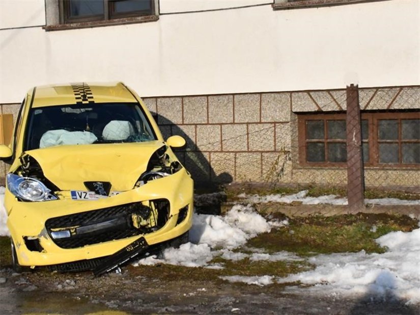 Autobusom "sjekao" zavoj, u sudaru ozlijeđena 22-godi&scaron;njakinja