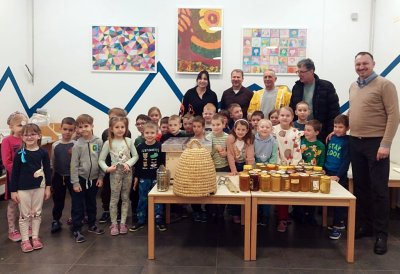 Udruga pčelara &bdquo;Medarica&rdquo; posjetila Dječji vrtić Novi Marof i donirala vi&scaron;e od 40 teglica meda