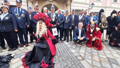 Predstavnici karnevalskih skupina i FECC-a koji su stigli na Srakarski fa&scaron;nik kod župana