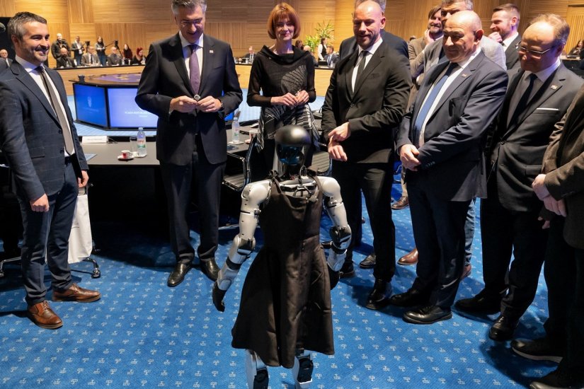 Plenković razgovarao s roboticom Tonkom i Rinnom, prototipom humanoidnog robota razvijenom u Hrvatskoj