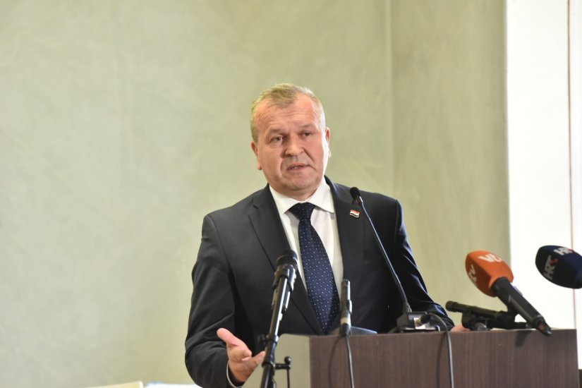 Skup&scaron;tina u znaku grickanja: "Ovo se jo&scaron; nije dogodilo, da se za vrijeme sjednice održava, ne znam &scaron;to, gablec"