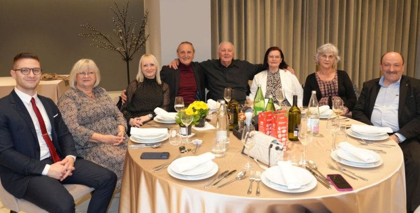 FOTO Uz ples, glazbu i podjelu cvijeća umirovljenici proslavili Dan žena