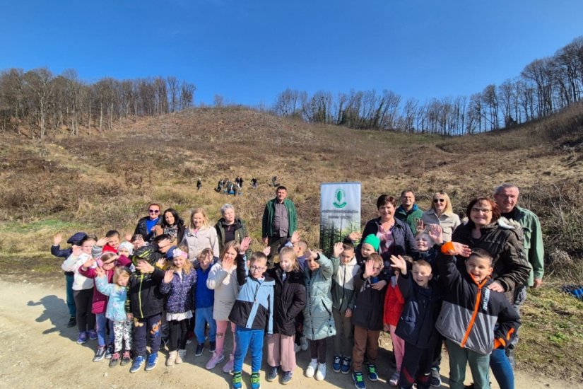 Akcija po&scaron;umljavanja u Varaždinskim Toplicama: vrtićarci učili kako se sadi stablo