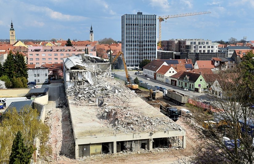 FOTO Stara zgrada sru&scaron;ena gotovo do temelja: zahuktali se radovi na obnovi suda