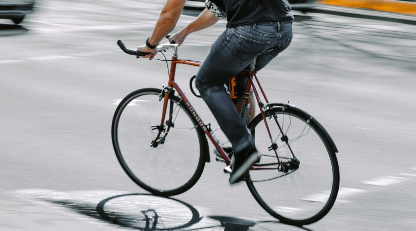 15-godi&scaron;njak na biciklu bez kacige, s mobitelom u ruci, oduzeo prednost