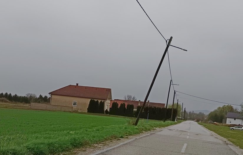 Jak vjetar stvara probleme, nagnuo se stup električne mreže u Sajmi&scaron;noj ulici u Varaždinu