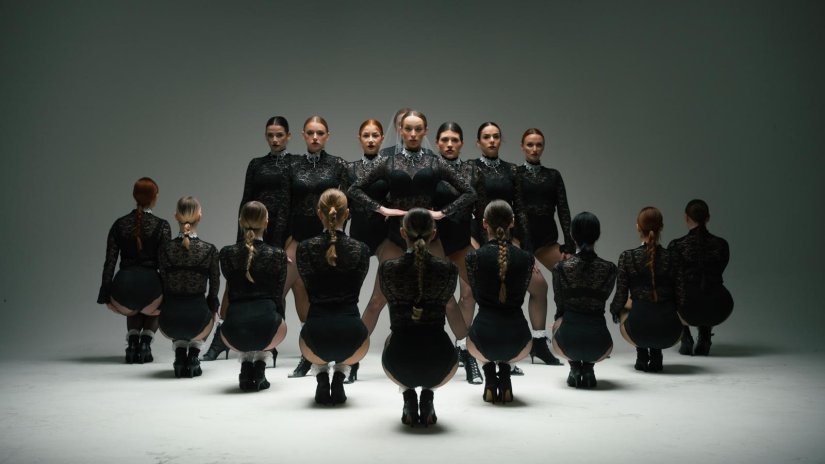 Elegantni kostimi, crno bijela čipka: pogledajte novi video plesne skupine Mantra