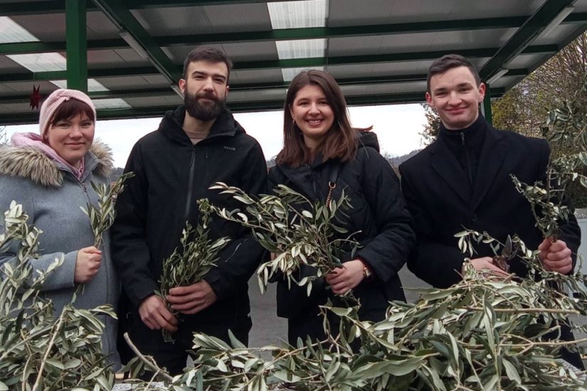 FOTO Članovi HDZ-a uoči Cvjetnice građanima podijelili maslinove grančice