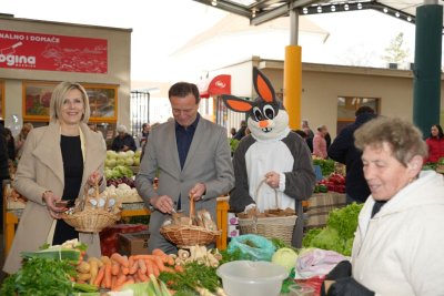 FOTO: Uskrsno druženje i darivanje zakupnika na Varaždinskom placu