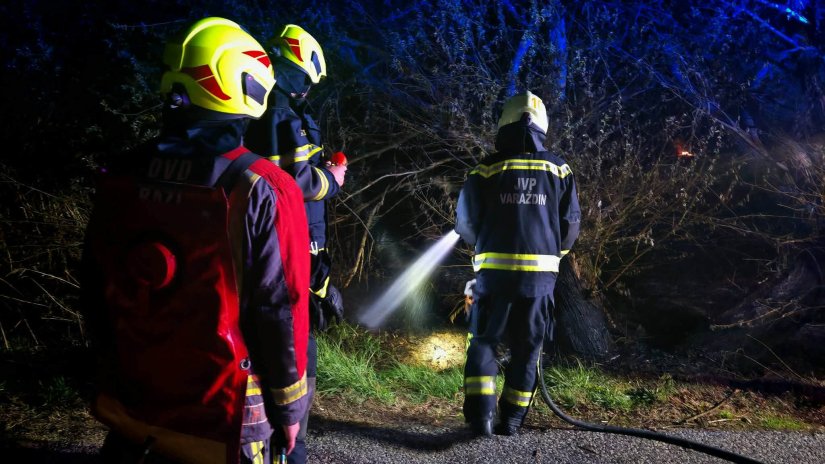 FOTO Varaždinski vatrogasci sinoć gasili požar na otvorenom prostoru