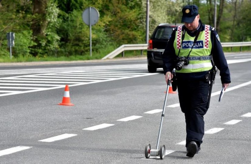 Vozačica sletjela s ceste i udarila u ogradu i stabla, zavr&scaron;ila u bolnici