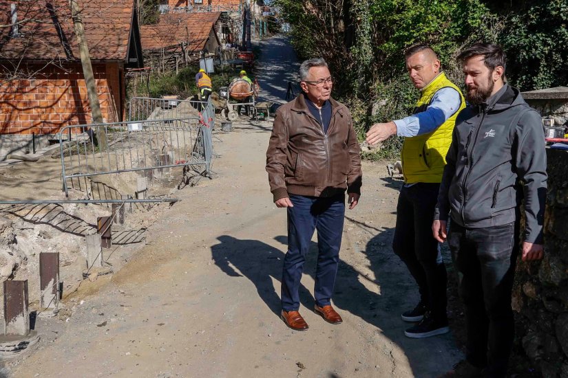 Gradonačelnik M. Batinić i zamjenik M. Fri&scaron;čić obi&scaron;li radove na sanaciji klizi&scaron;ta Skradnjak 2 u Knapiću