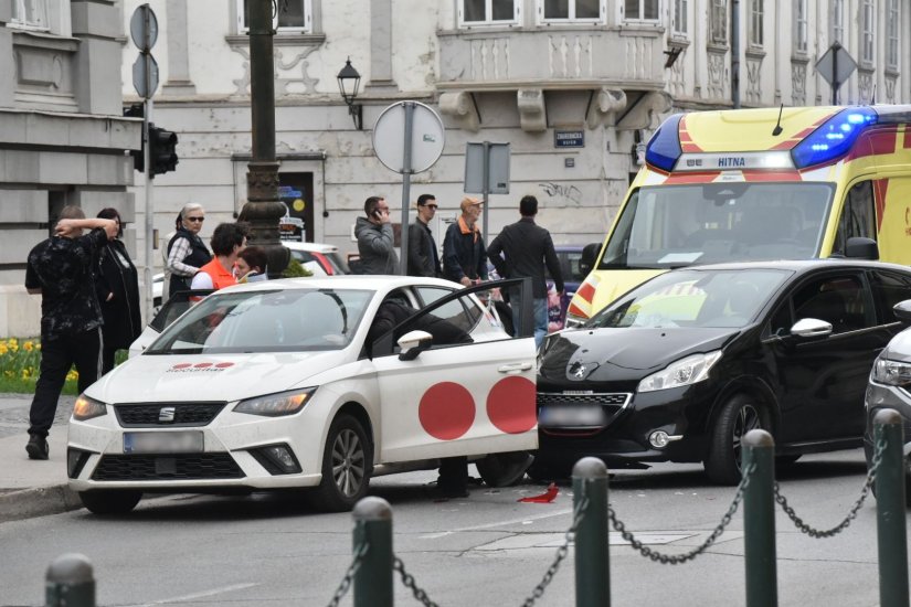 FOTO Prometna nesreća kod varaždinskog kazali&scaron;ta, jedna osoba ozlijeđena