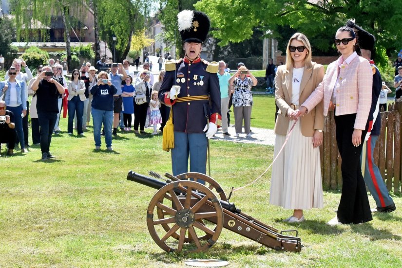 FOTO Uzicu topa povukle trenerice SPK Valcer, Emina i Adriana