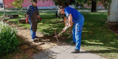 ZA LJEP&Scaron;I IVANEC Na zelenoj povr&scaron;ini kod spomenika ivanečkim rudarima počelo uređenje parkovnih stazica