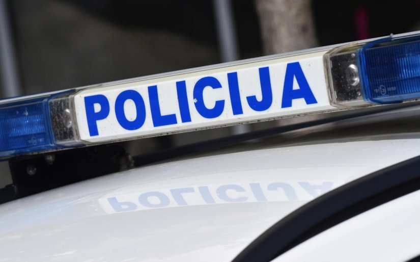 Mladić pod utjecajem alkohola sletio s ceste i udario u parkirani automobil