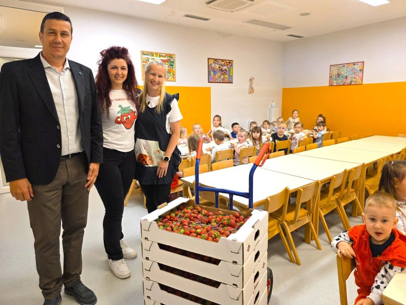 KNEGINEC Stigle jagode, mali&scaron;ani iz vrtića i &scaron;kole uživali u slatkom voću