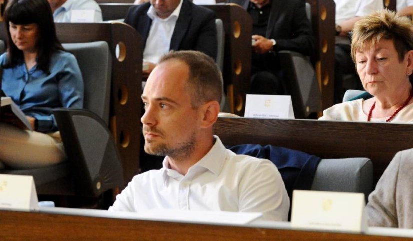 "Je li istina da je predsjednik županijske Vatrogasne zajednice imao nesreću sa službenim vozilom?"