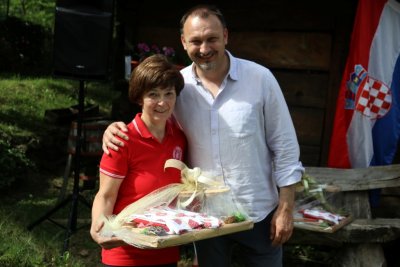 FOTO Dani pere ponovno okupili ljubitelje tradicije i domaće gastronomije u Mađarevu