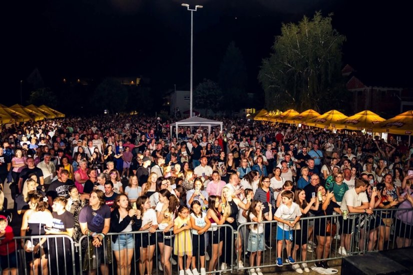 FOTO Antunovo v Marofu: Bogat program u petak okupio posjetitelje svih generacija, popularna Miach odu&scaron;evila publiku