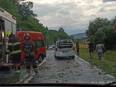 Zbog nevremena pao kabel na cestu