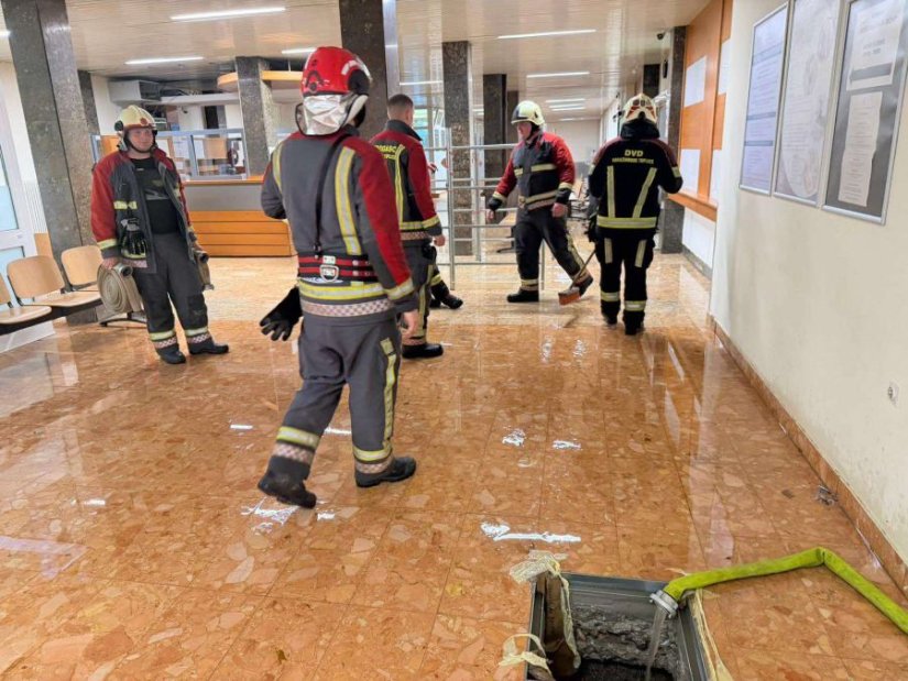 Voda prodrla i u bolnice - tijekom noći sanacija