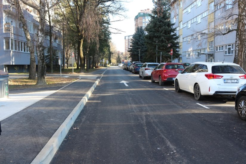 Iz ruke mu istrgnuo torbicu, koju je zatim odbacio, ali bez novca