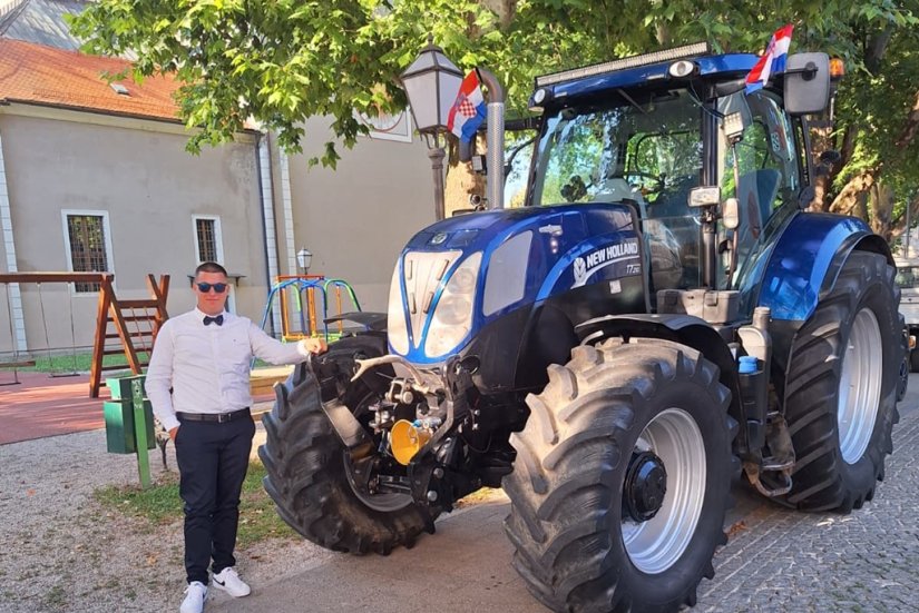 FOTO Darijan na maturalnu večer stigao traktorom - budućnost vidi na obiteljskom gospodarstvu