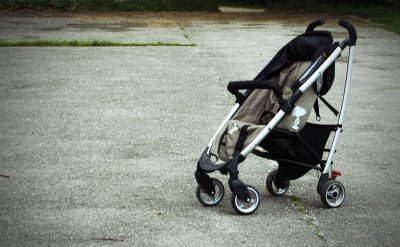 Autom naletjela na pje&scaron;akinju s dvije maloljetnice, mlađe (4) nastradalo prevrtanjem dječjih kolica