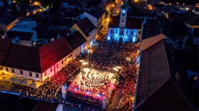 LJETO U VARAŽDINU Koncert benda Drugi program: specijalni gost &ndash; Filip Hozjak