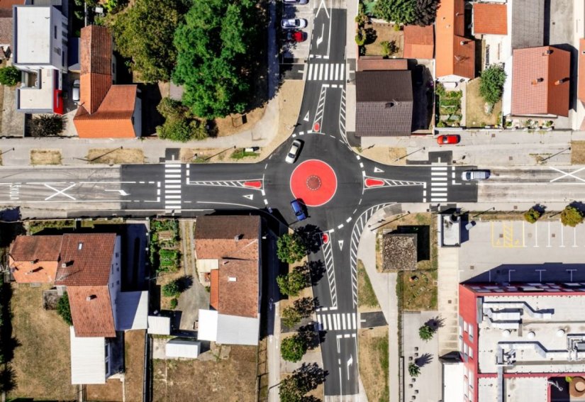 FOTO Na raskrižju Križanićeve, Galinčeve i Ulice M. J. Zagorke uređen mini rotor