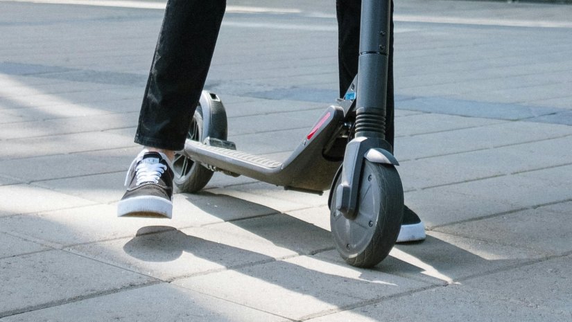 Električnim romobilom sletio na nogostup, ozlijeđen u padu na kolnik