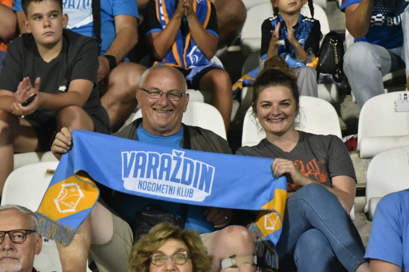 FOTO Nisu svi večeras na &Scaron;pancirfestu,neki gledaju prvenstveno nadmetanje Varaždina i Rude&scaron;a